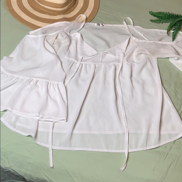 FLOWY WHITE COLD SHOULDER TOP!! - Picture 4 of 9